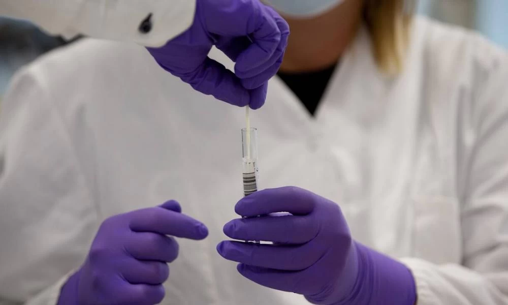 Επιφυλακτικοί οι Ισπανοί στο εμβόλιο: Το 55% περιμένει να δει τις παρενέργειες